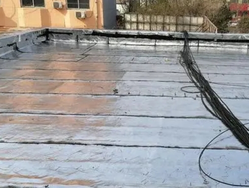 新余卫生间漏水维修公司分享下新余屋面楼顶防水刚性防水层施工要点。